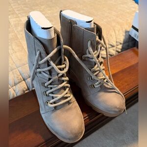 Sorel Women's Tan/Gray Lace-Up Boots
